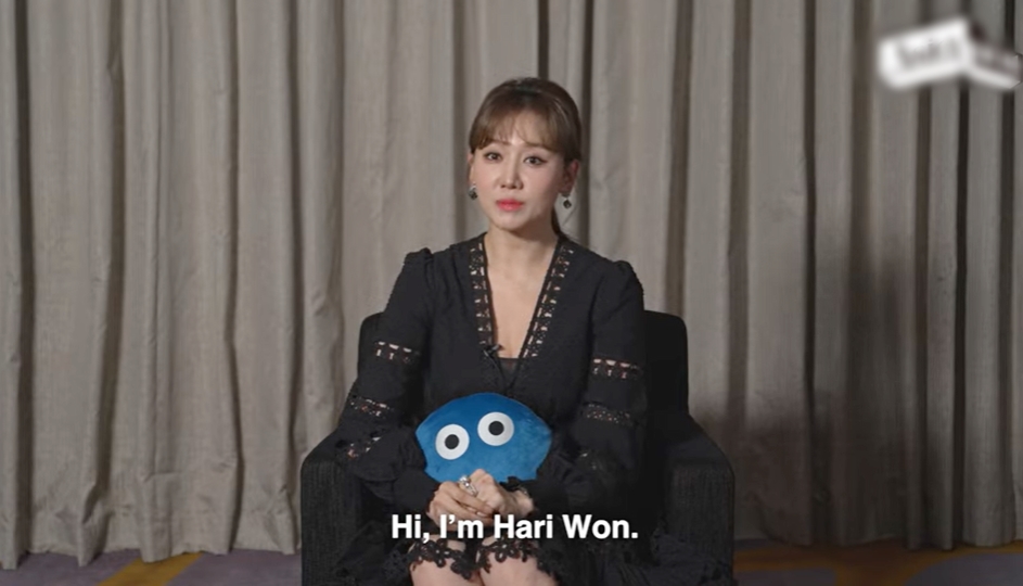 Hari Won trả lời phỏng vấn trên một kênh YouTube ở Hàn
