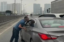 Hà Nội: Tài xế Porsche chặn đầu, nhổ nước bọt vào xe khác