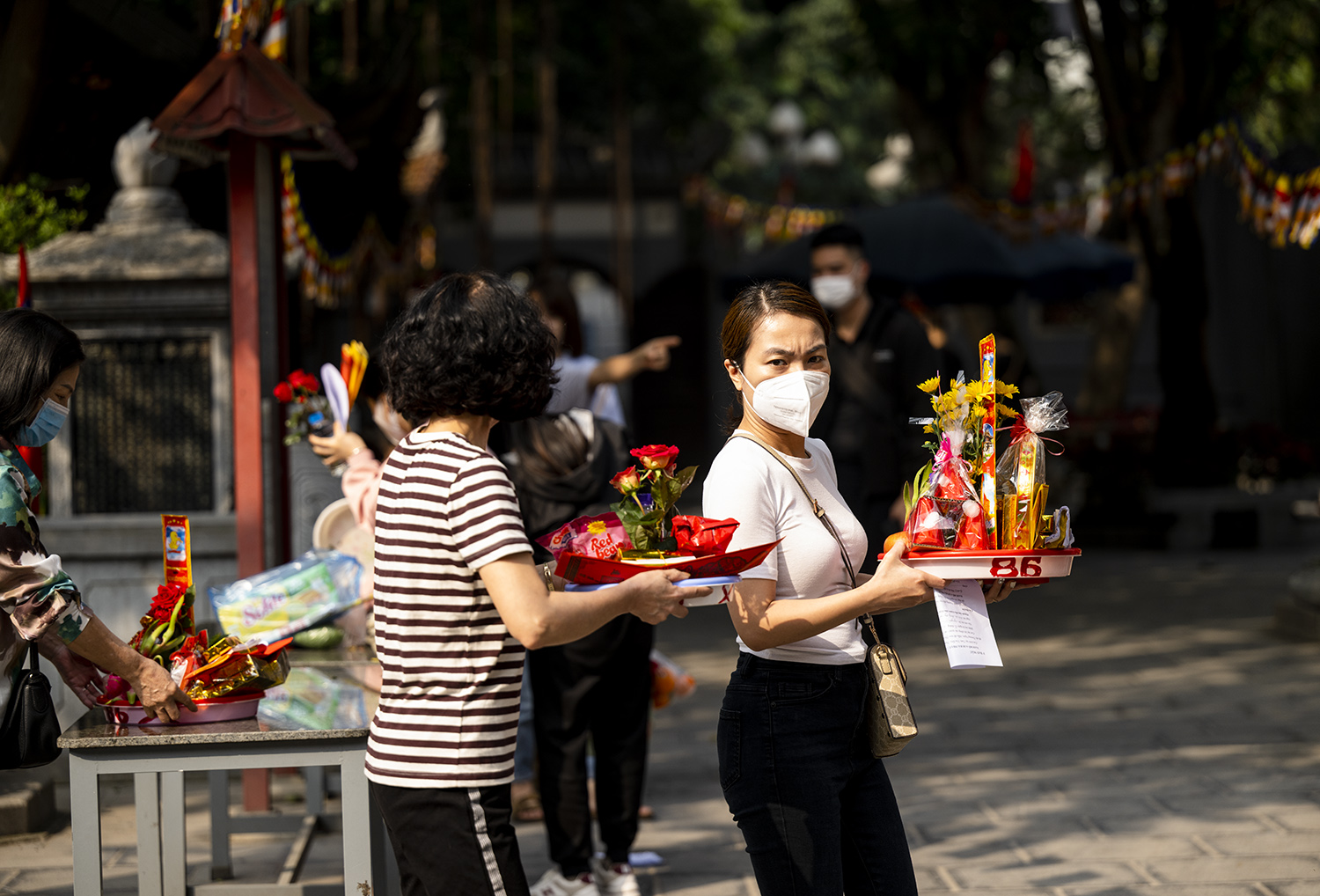 Nam thanh nữ tú đổ xô đến chùa Hà xin &#34;thoát ế&#34; trước ngày lễ tình yêu Valentine - 10