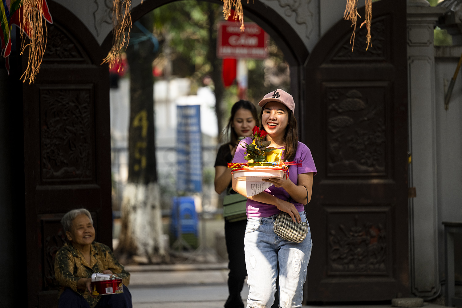 Nam thanh nữ tú đổ xô đến chùa Hà xin &#34;thoát ế&#34; trước ngày lễ tình yêu Valentine - 2