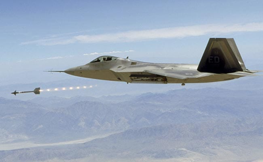 Tiêm kích F-22 của Mỹ phóng tên lửa (ảnh: Reuters)