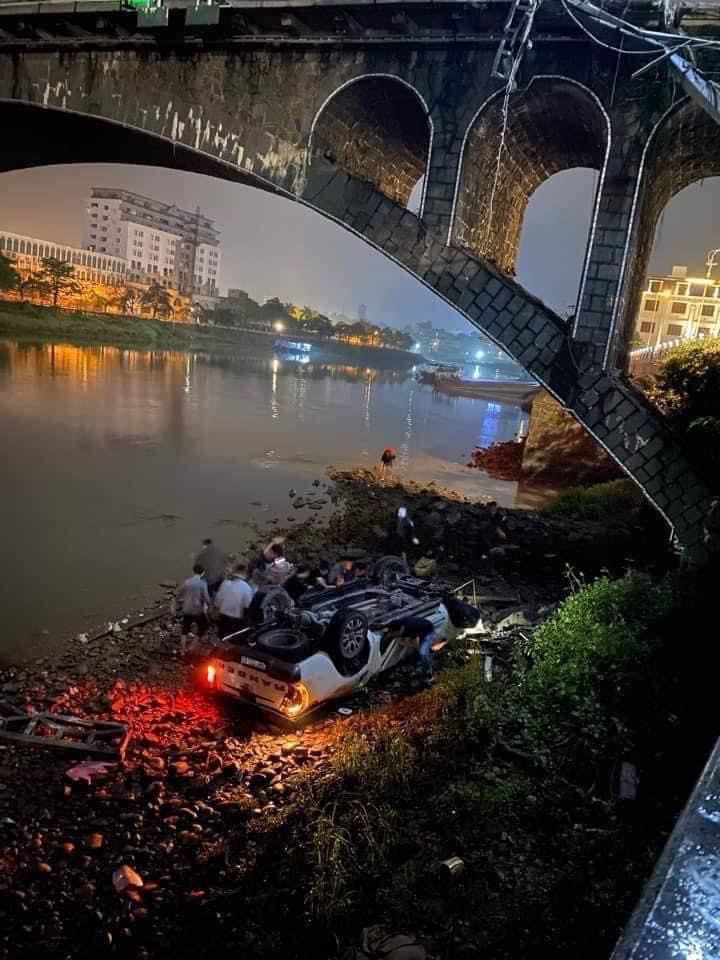 Xe bản tải lao qua cầu Ka Long rơi xuống sông.