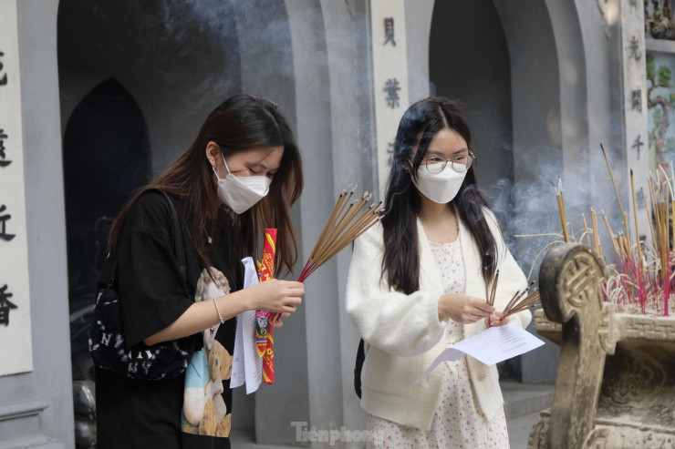 Năm nay, ngày lễ Tình nhân đúng vào giữa tuần nên nhiều người trẻ đã tranh thủ đi cầu duyên vào dịp cuối tuần.