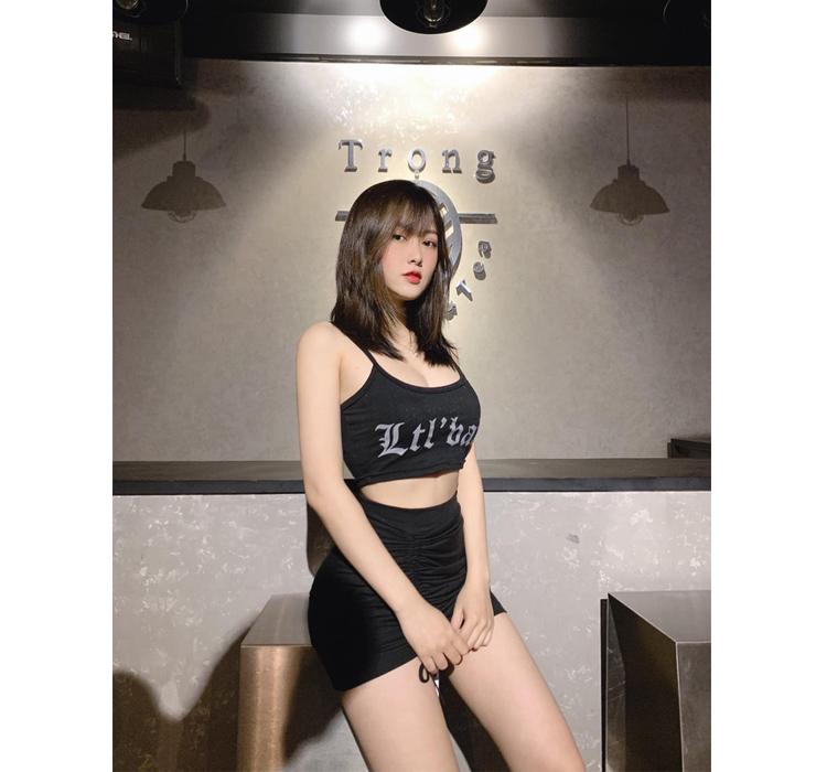 Nguyễn Trà My sinh năm 1998, được cộng đồng mạng ưu ái gọi với biệt danh &#34;hot girl&nbsp;xứ Huế&#34; nhờ nhan sắc xinh như búp bê, gương mặt thanh tú cùng&nbsp;thành tích học tập đáng nể.&nbsp;&nbsp;
