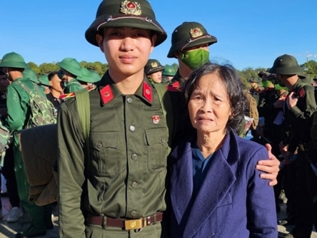 Vượt 300km trong đêm, bà ngoại lên Đà Lạt tiễn cháu nhập ngũ