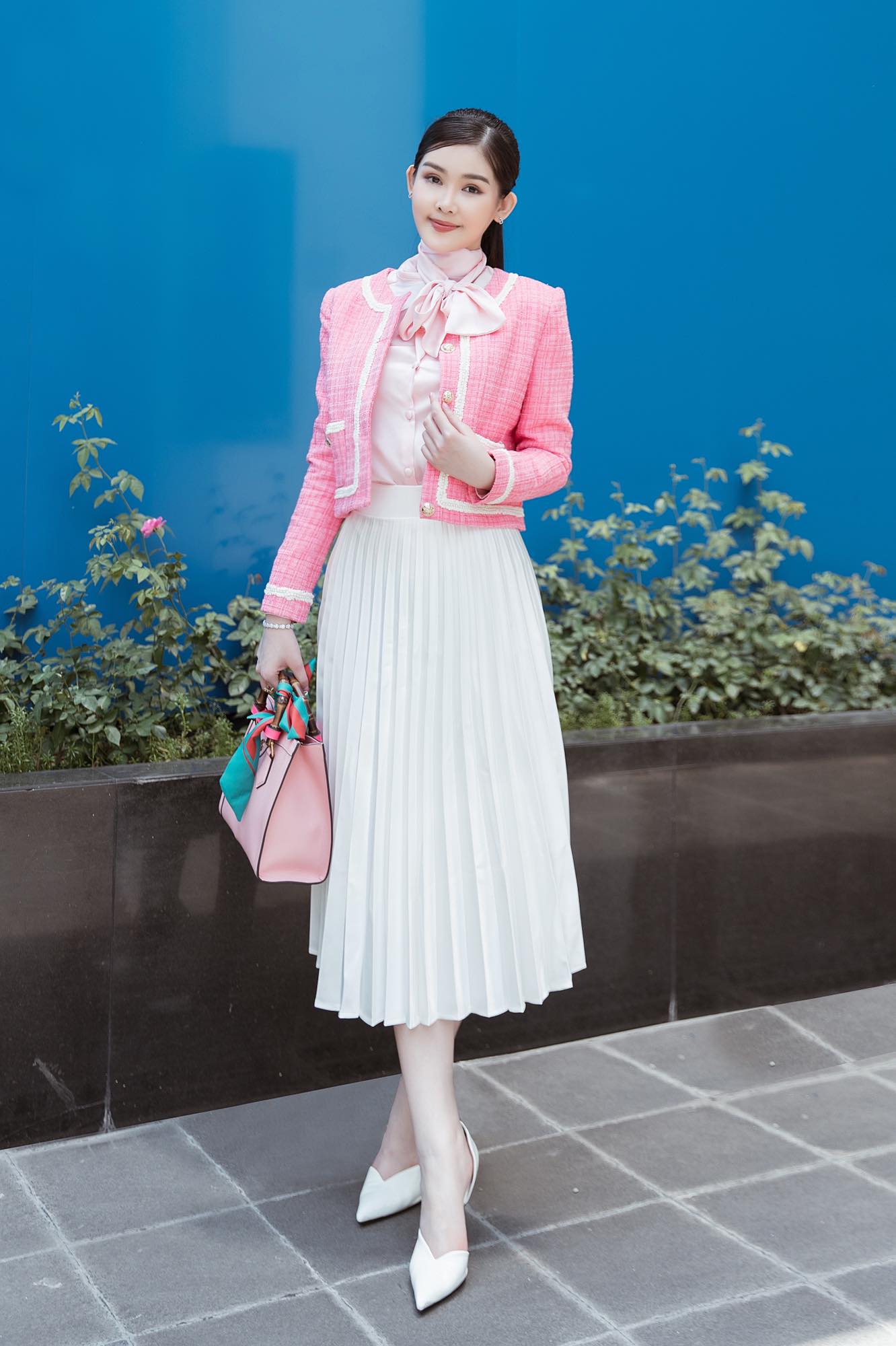 Điểm nhấn của bộ outfit này thuộc về chiếc túi&nbsp;Gucci Diana&nbsp;gam hồng 3.980 USD&nbsp; (gần 100 triệu đồng).