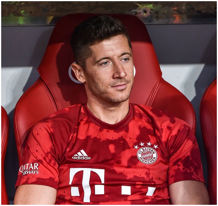 Robert Lewandowski, 34 tuổi, là tiền đạo nổi tiếng người Ba Lan. Chân sút này ghi dấu ấn&nbsp;với những kỹ thuật đá bóng điêu luyện.
