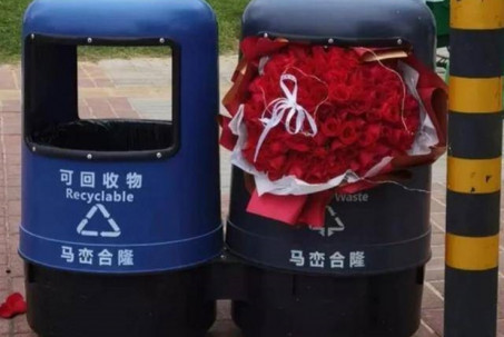 Valentine, chồng nhặt hoa trong thùng rác tặng vợ 
