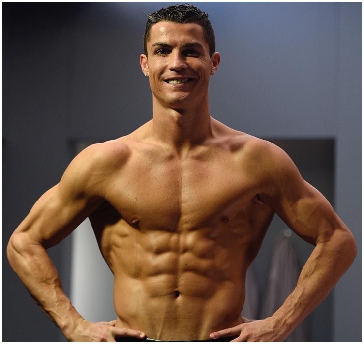 Giờ đây khi đã 38 tuổi, Cristiano Ronaldo ngày càng khiến nhiều người ganh tỵ bởi anh vẫn sở hữu cơ bắp cuồn cuộn đẹp như một vị thần.&nbsp;
