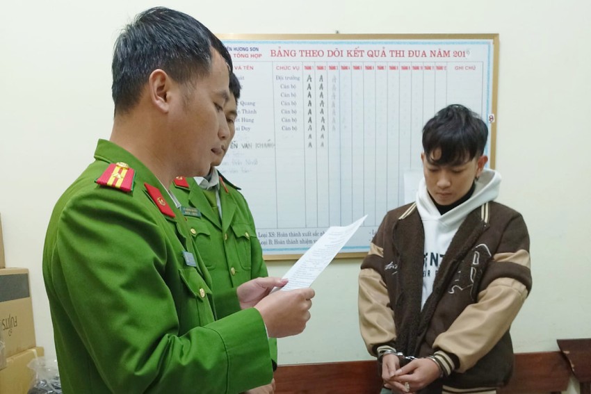 Cơ quan CSĐT Công an huyện Hương Sơn tống đạt quyết định khởi tố Phan Anh Đức. Ảnh: CA