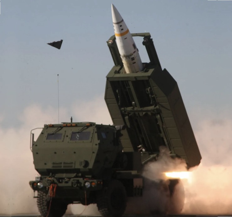 Mỗi xe phóng HIMARS có thể khai hỏa một quả tên lửa đạn đạo ATACMS.