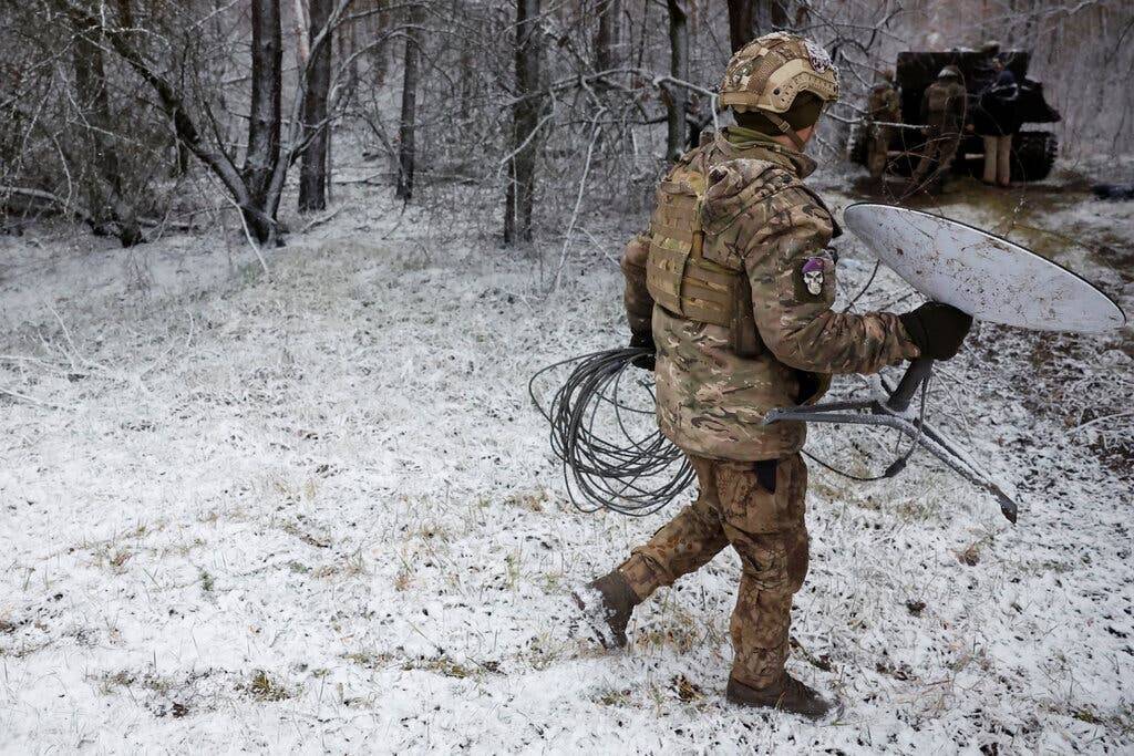 Binh sĩ Ukraine lắp đặt thiết bị Starlink trên chiến trường (ảnh: CNN)