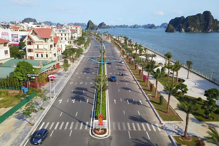 Trong năm 2022, ngành du lịch của Quảng Ninh đón&nbsp;tổng lượt khách đạt gần 12 triệu lượt, tăng gấp 2,6 lần so năm 2021.
