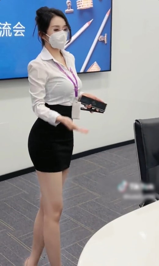 Nữ công sở Trung Quốc diện áo sơ mi, váy mini jupe khoe dáng đi làm - 2