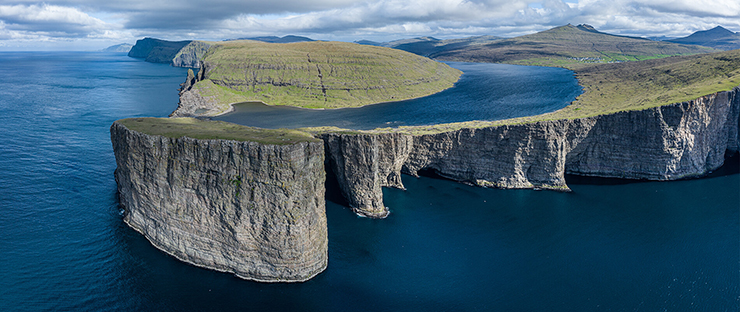 Sorvagsvatn  còn được gọi là Leitisvatn, nằm ở phía bắc của Vagar, một hòn đảo nằm trong quần đảo Faroe của Đan Mạch.
