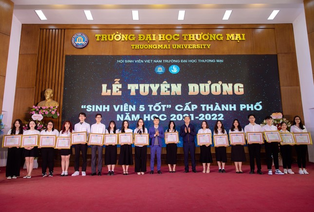 Ngày 9/1/2023, Bảo Ngọc là 1 trong 54 sinh viên của Trường Đại học Thương mại vinh dự được lên nhận bằng khen của Hội sinh viên Thành phố Hà Nội về danh hiệu “Sinh viên 5 tốt”.