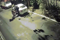 Video: Đang “vui vẻ” trong xe, cặp đôi bất ngờ gặp cướp