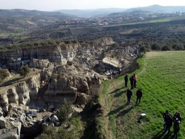 Rãnh nứt khổng lồ xuất hiện sau trận động đất Thổ Nhĩ Kỳ