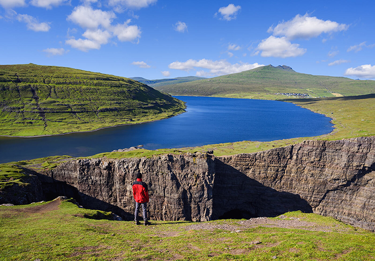 Đây là hồ nước lớn nhất trong quần đảo Faroe, mặc dù trông có vẻ như cao hàng trăm mét nhưng thực chất hồ nước chỉ cao 30m so với mực nước biển bên dưới.
