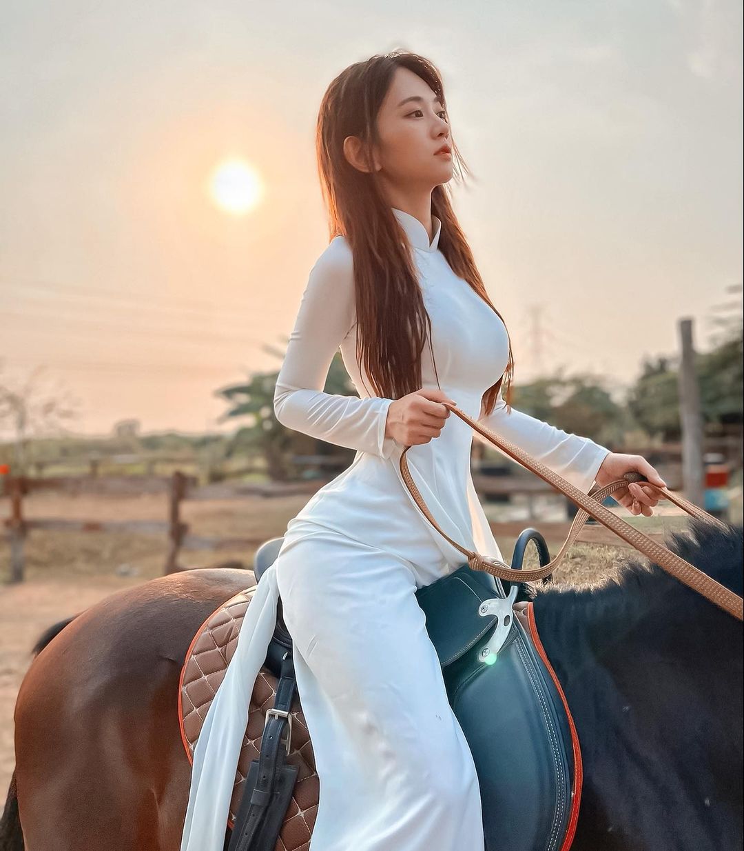 Hot girl Lê Bống từng vấp phải ý kiến trái chiều khi mặc áo dài cưỡi ngựa "lạc quẻ".