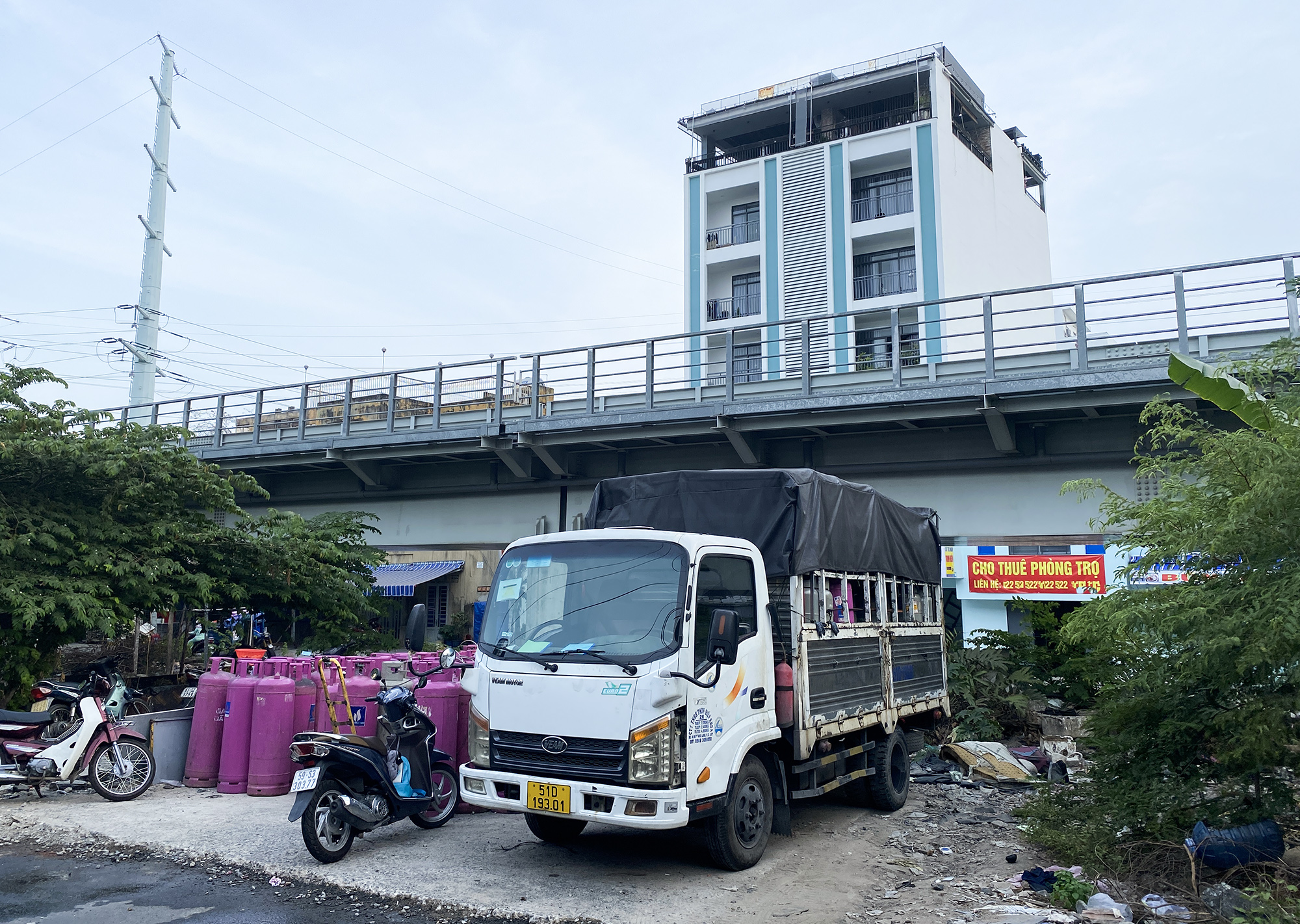 Những gầm cầu như cầu vượt Nguyễn Kiệm (quận Gò Vấp), cầu kinh Thanh Đa, hông cầu đường sắt Bình Lợi (quận Bình Thạnh)… cũng bị các hộ kinh doanh, người dân dùng để đồ đạc nhếch nhác, hàng hoá, mở quán nước…