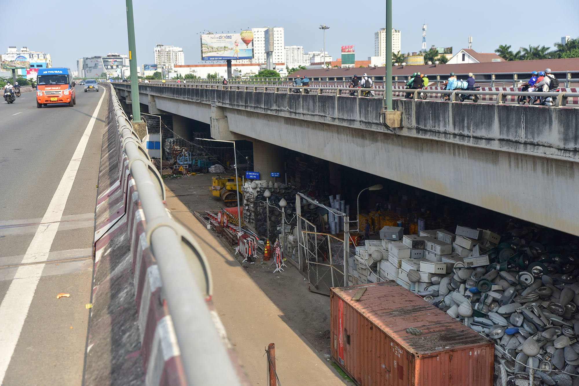 Đối lập với gầm cầu Bình Lợi thuộc địa bàn quận Bình Thạnh được xây dựng thành công viên, nơi tập thể dục, hóng mát xanh sạch đẹp cho người dân, phần gầm cầu địa bàn TP Thủ Đức hiện đang là bãi tập kết phương tiện, máy móc, vật tư của ngành giao thông thành phố.