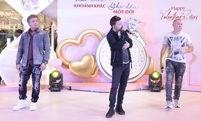 Đức Phúc được hàng nghìn người vây kín, cùng nhóm nhạc huyền thoại gây "náo loạn" sự kiện - 3