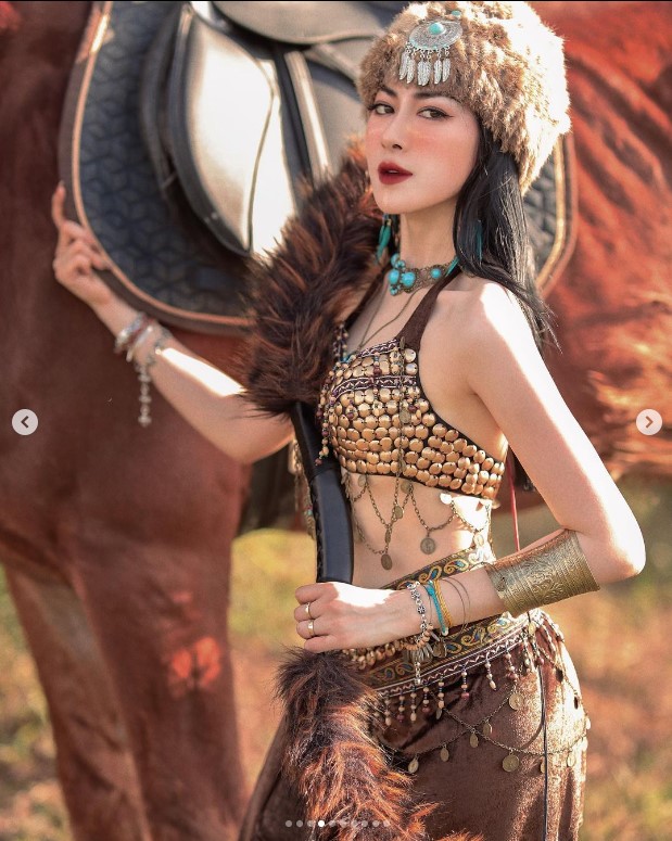 Minh Hằng mặc váy ngắn cưỡi ngựa có nổi bật hơn &#34;hot girl yoga Quảng Bình&#34;? - 8