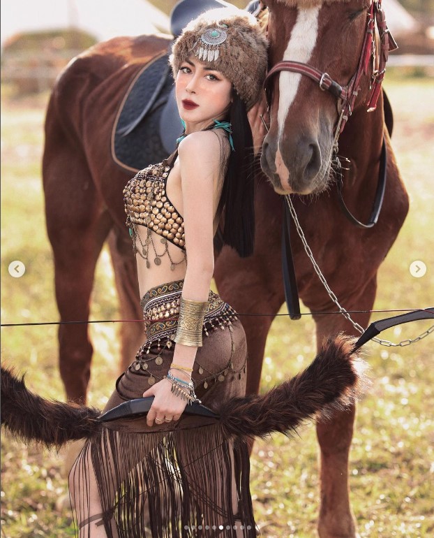 Minh Hằng mặc váy ngắn cưỡi ngựa có nổi bật hơn &#34;hot girl yoga Quảng Bình&#34;? - 7