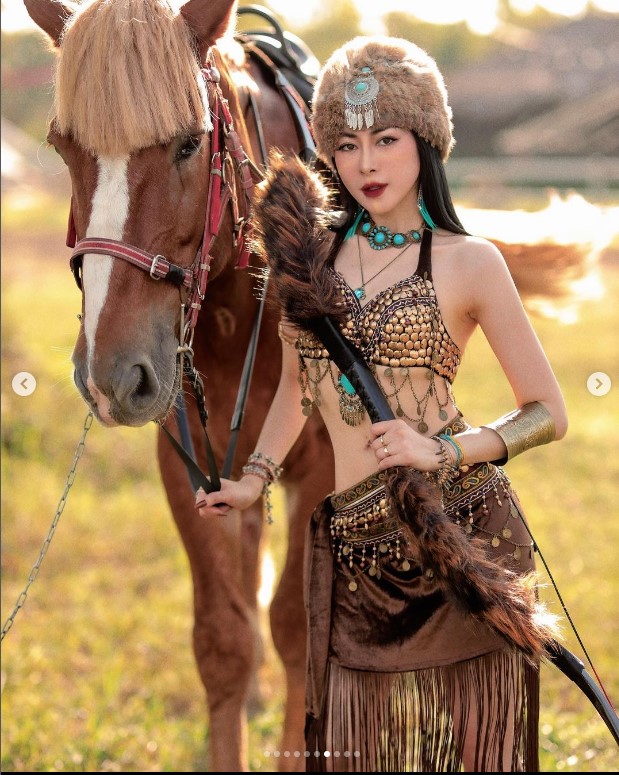 Minh Hằng mặc váy ngắn cưỡi ngựa có nổi bật hơn &#34;hot girl yoga Quảng Bình&#34;? - 6
