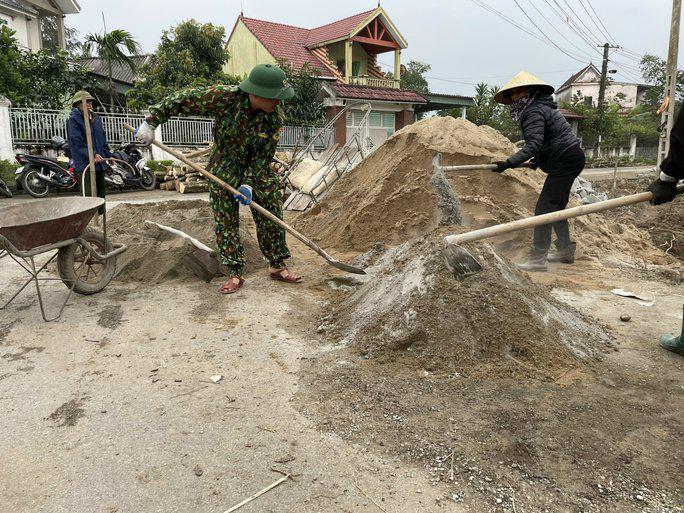 Chính quyền địa phương cùng người dân chung tay xây lại hàng rào cho bà Mão.