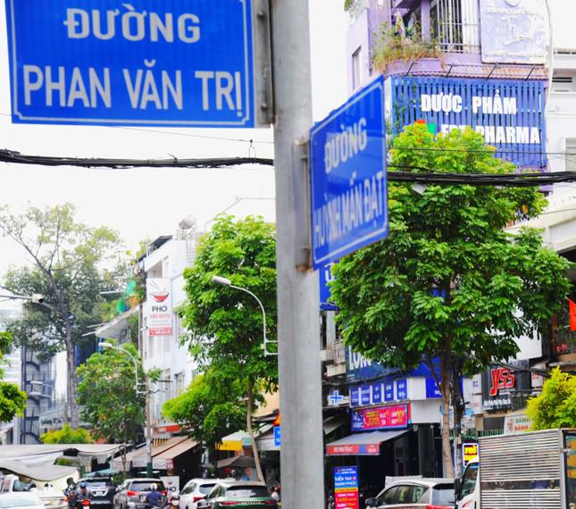 Đường Phan Văn Trị "thứ nhất" giao cắt với đường Huỳnh Mẫn Đạt, cũng trong phường 2, quận 5.