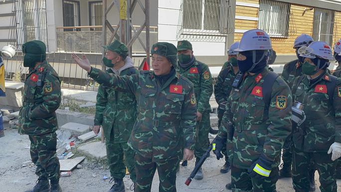 Thiếu tướng Phạm Văn Tỵ quán triệt nhiệm vụ khi đoàn tới thực địa