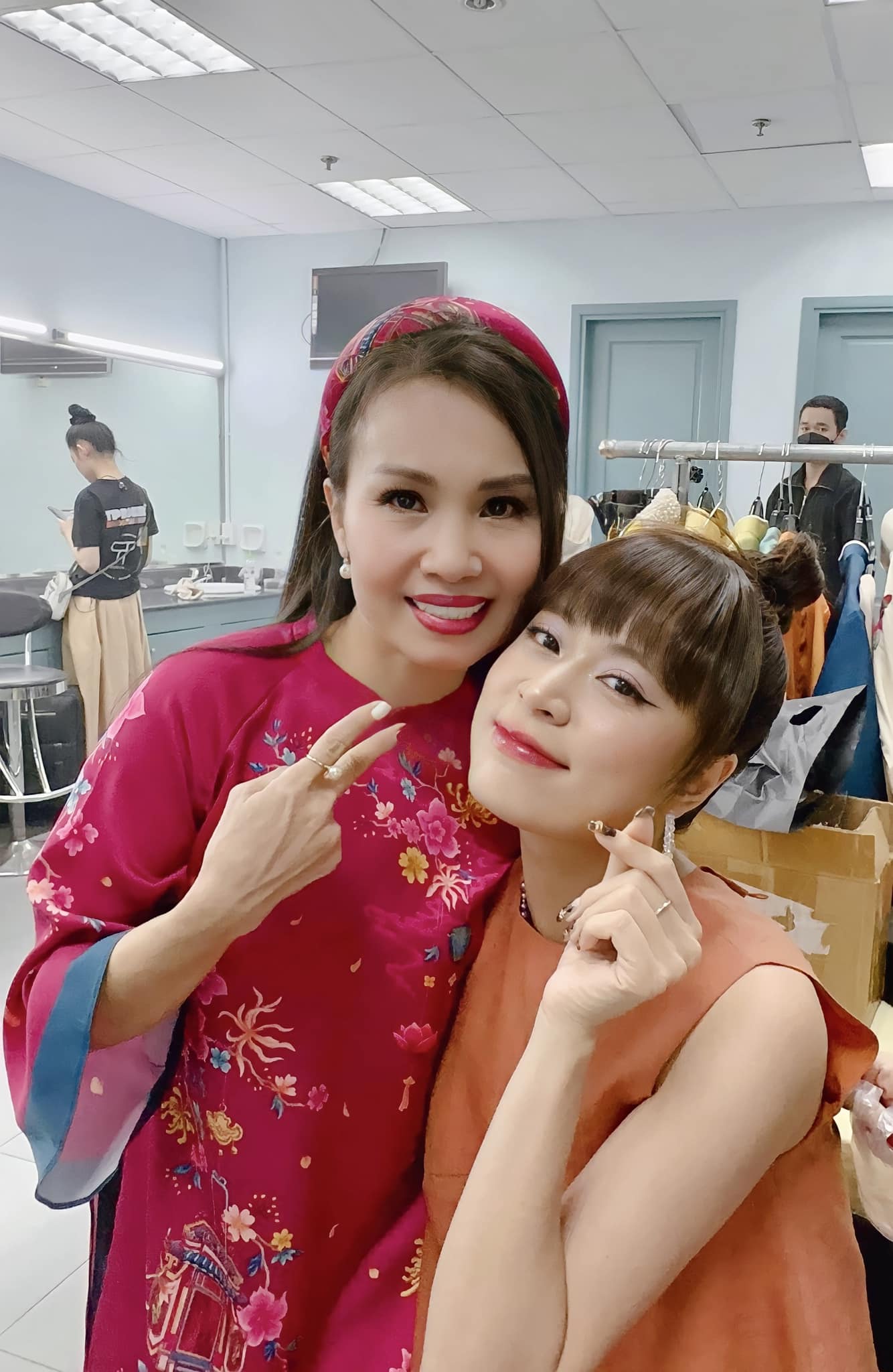 Clip Hoàng Thùy Linh “ngồi nói chuyện” với Cẩm Ly gây tranh cãi dữ dội - 1