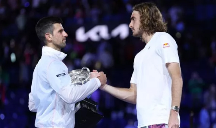 Djokovic (trái) vắng mặt 2 giải Masters Mỹ, tạo điều kiện cho Tsitsipas (phải) đua số 1 thế giới