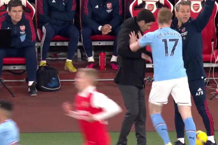 Nảy lửa đại chiến Arsenal - Man City: De Bruyne xô ngã Arteta, bị ném chai lọ đáp trả - 1