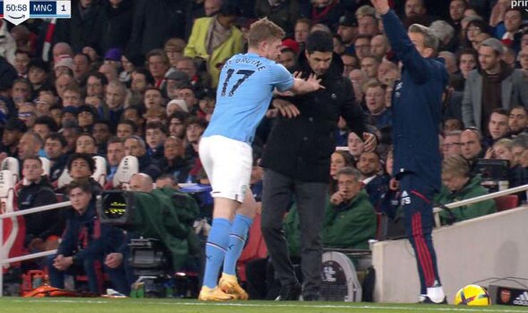 Các góc quay cho thấy De Bruyne đã đẩy HLV Arteta