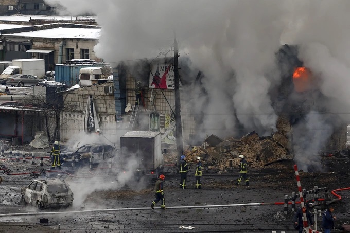 Lính cứu hỏa Ukraine dập lửa sau một đợt tập kích tên lửa của quân đội Nga (ảnh: Reuters)