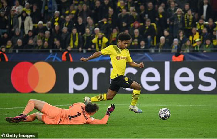 Pha solo ghi bàn ấn tượng của Karim Adeyemi cho Dortmund