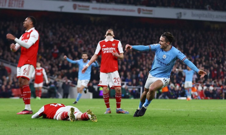 Man City (áo xanh) đánh bại Arsenal