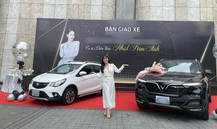 Nhật Kim Anh chụp hình cùng 2 ô tô cô tậu cho thấy tiềm năng kinh tế lớn, không ngoa khi nhiều người gọi cô là “đại gia ngầm” trong showbiz Việt.
