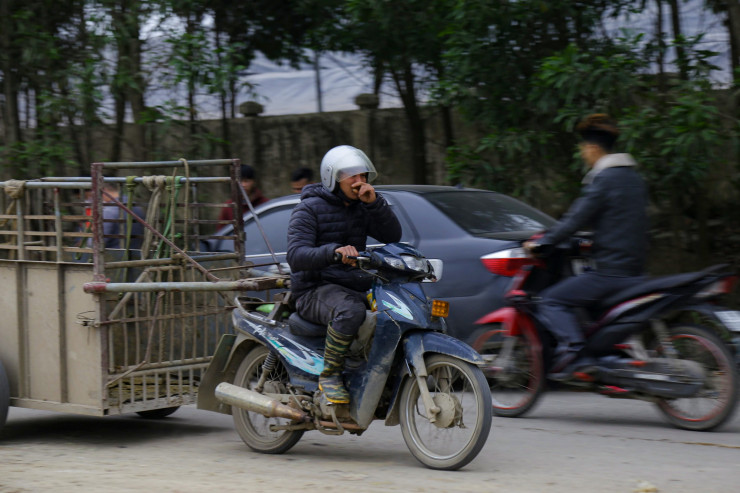 Người dân tỏ ra khó chịu khi di chuyển qua đoạn tập kết rác này.