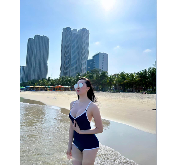 Phan Cẩm Nhi sinh năm 2000, từng gây ấn tượng khi tham gia một số cuộc thi sắc đẹp như Hoa hậu Việt Nam 2018, Miss World Vietnam 2019, Hoa hậu Việt Nam 2020. 

