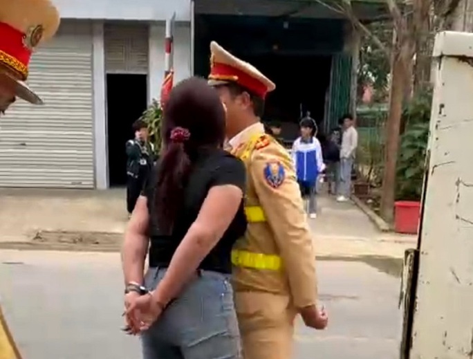 Clip người phụ nữ lăng mạ CSGT, nói “phải hôn em cho đến chết”: CSGT Thanh Hóa lên tiếng - 2