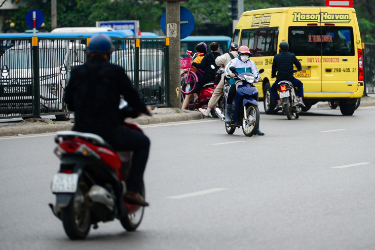 Có tới hàng chục xe máy liều lĩnh, "cắt mặt" các phương tiện đang di chuyển tại khu vực này.