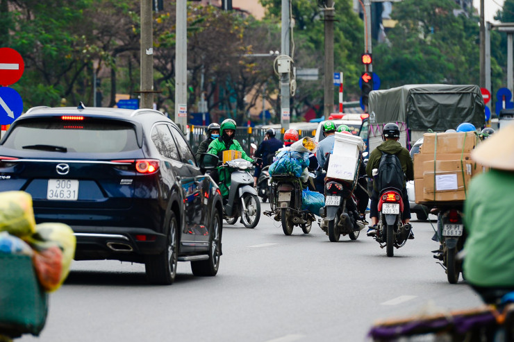 Tuy nhiên, từ khi nút giao này được tổ chức lại, khu vực này luôn xảy ra tình trạng phương tiện nối đuôi nhau đi ngược chiều để vào phố Định Công thay vì chấp hành việc tổ chức giao thông ở tuyến đường này.