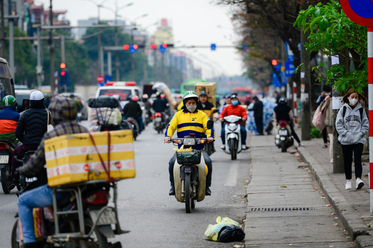 Người dân nối đuôi nhau đi ngược chiều trên đường Giải Phóng để đi vào phố Định Công. Phần lớn người dân đều lựa chọn những thời điểm nào vắng bóng lực lượng chức năng.