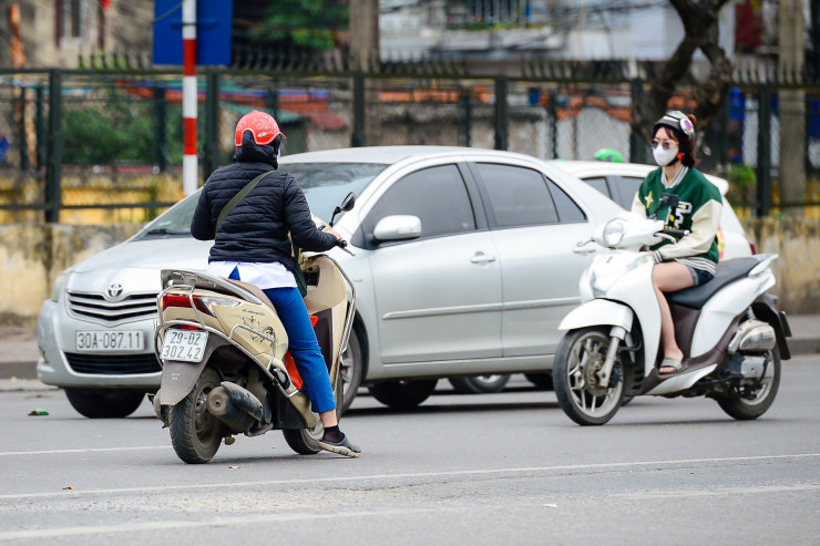 Không chỉ xe máy, xe đạp, xe ba gác mà người đi bộ cũng vô tư “cắt mặt” ô tô đang lao dốc với tốc độ cao.