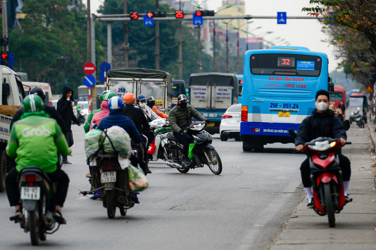 Người đi xe máy luồn lách đi ngược chiều, bất chấp luật lệ. Từ đó, biến nơi đây trở thành "điểm đen", tiềm ẩn nhiều nguy cơ gây tai nạn giao thông. Việc các phương tiện đi ngược chiều, cắt ngang đường khiến giao thông trở nên hỗn loạn, đặc biệt vào giờ cao điểm.