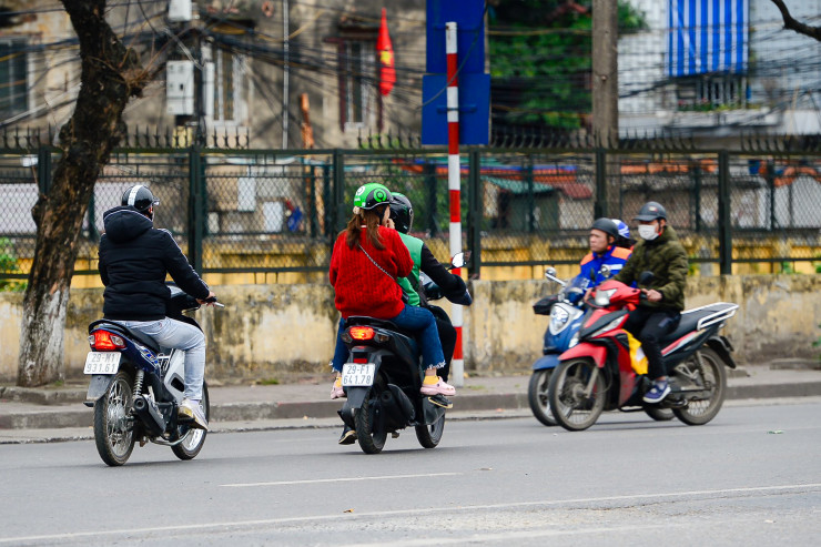 Quãng đường các phương tiện di chuyển ngược chiều chỉ hơn 100 m, nhưng tuyến đường Giải Phóng luôn trong tình trạng đông đúc, việc cắt mặt dòng phương tiện đang lưu thông là hết sức nguy hiểm.